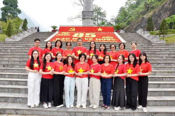 Từ Pác Bó lịch sử đến trách nhiệm công vụ hôm nay: Dấu ấn hành trình về nguồn tại Cao Bằng của Chi bộ và Chi đoàn Cục Pháp luật quốc tế và Giải quyết tranh chấp đầu tư quốc tế